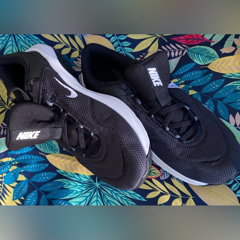 NWOT Nike Men's Sz-8 Black & White Casual, Lightweight, Mesh, Everyday Sneakers
